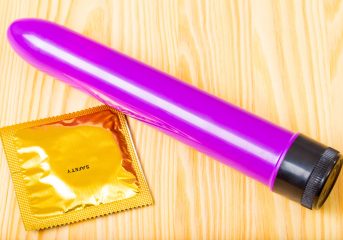 Sex toys e preservativo: è davvero necessario usarlo?